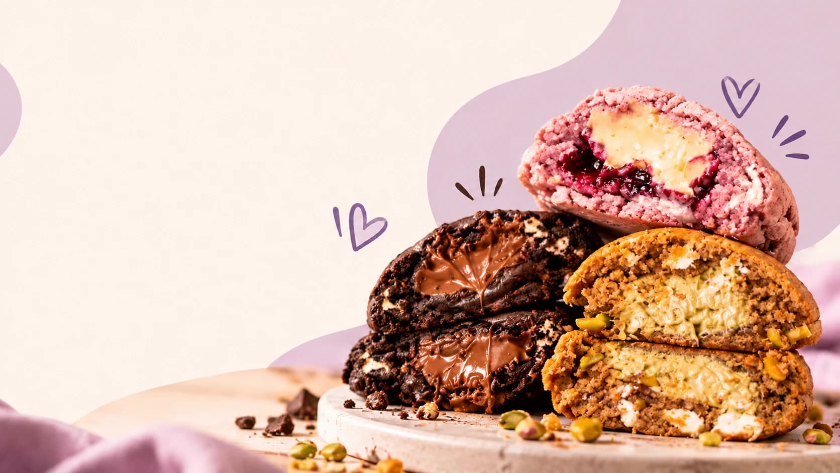 Cookies da Ncookies cortados ao meio e empilhados: Pink Lemonade, chocolate com recheio cremoso e pistache